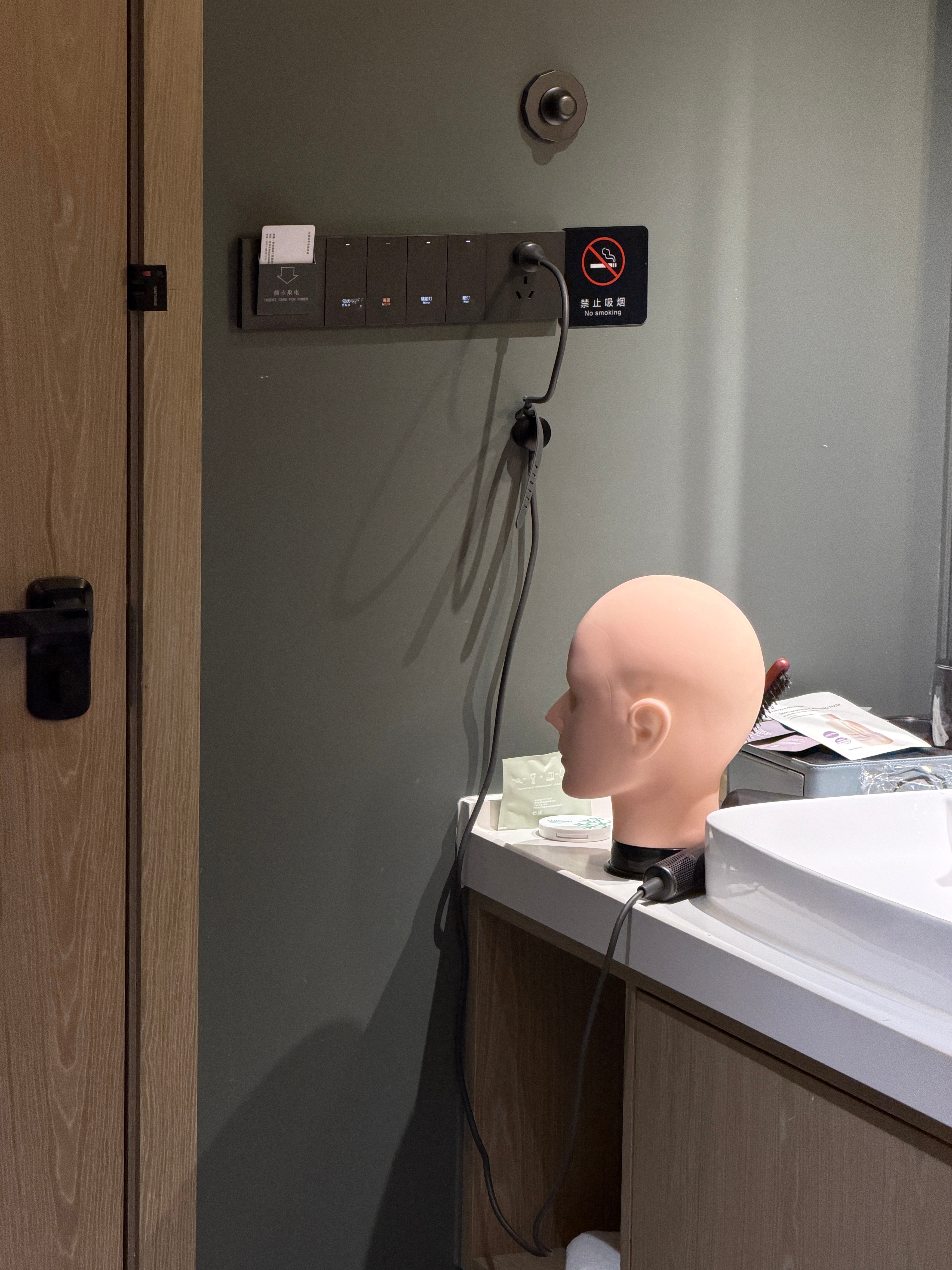 21岁，跟小哏在看芭比还要头膜看守门口哈哈哈哈哈 