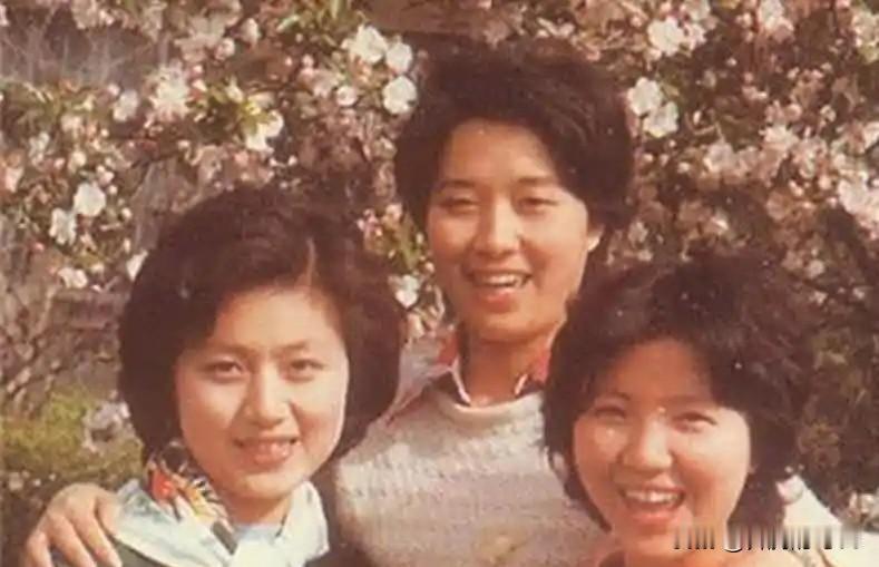 曾经由于马兰工作的黄梅戏剧院在合肥，所以也有挺长的时间，她和余秋雨分居两地，电话