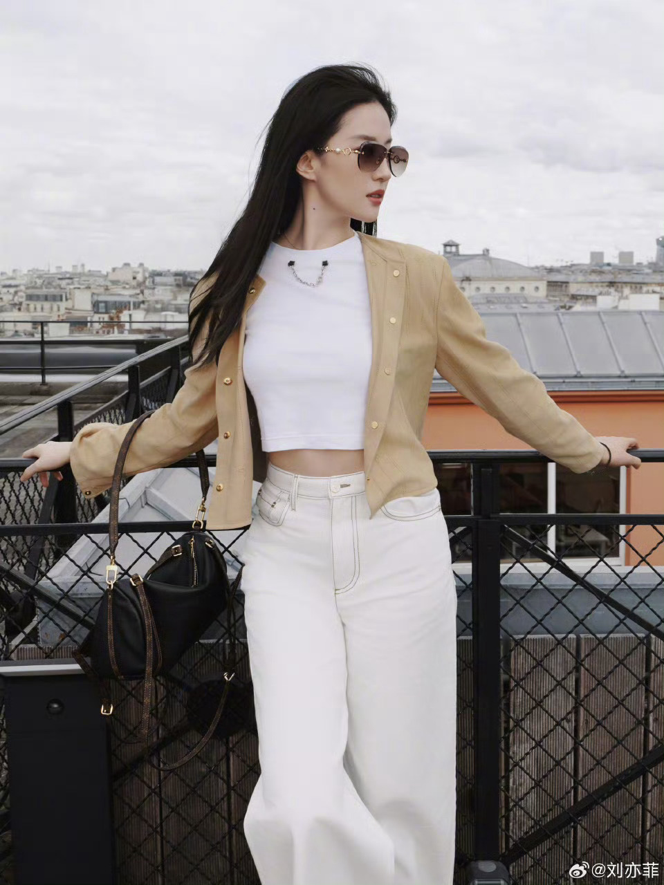 刘亦菲这组老钱风太绝了，酷飒里自带松弛感，气场拿捏得刚刚好❤️ 