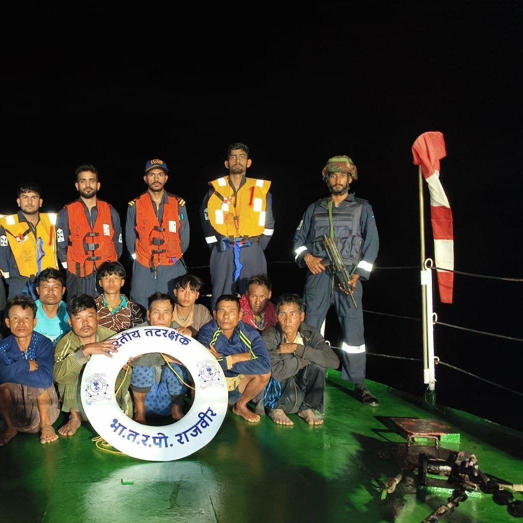 印度海岸警卫队士兵与国产新型冲锋枪