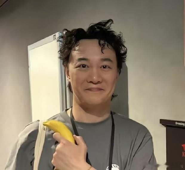我可以接受陈奕迅赚得多也可以接受1.8亿买寿臣山看海但是唯独有一点我接受不了，那