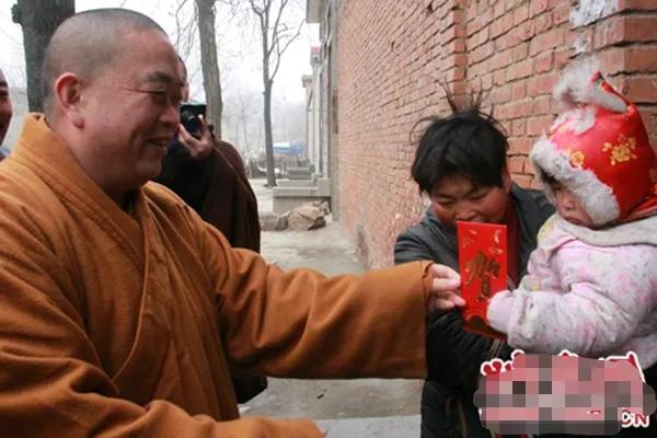 释永信发红包照，作为方丈的他有过不少善举的，比如他曾创立少林慈幼院收养超2000