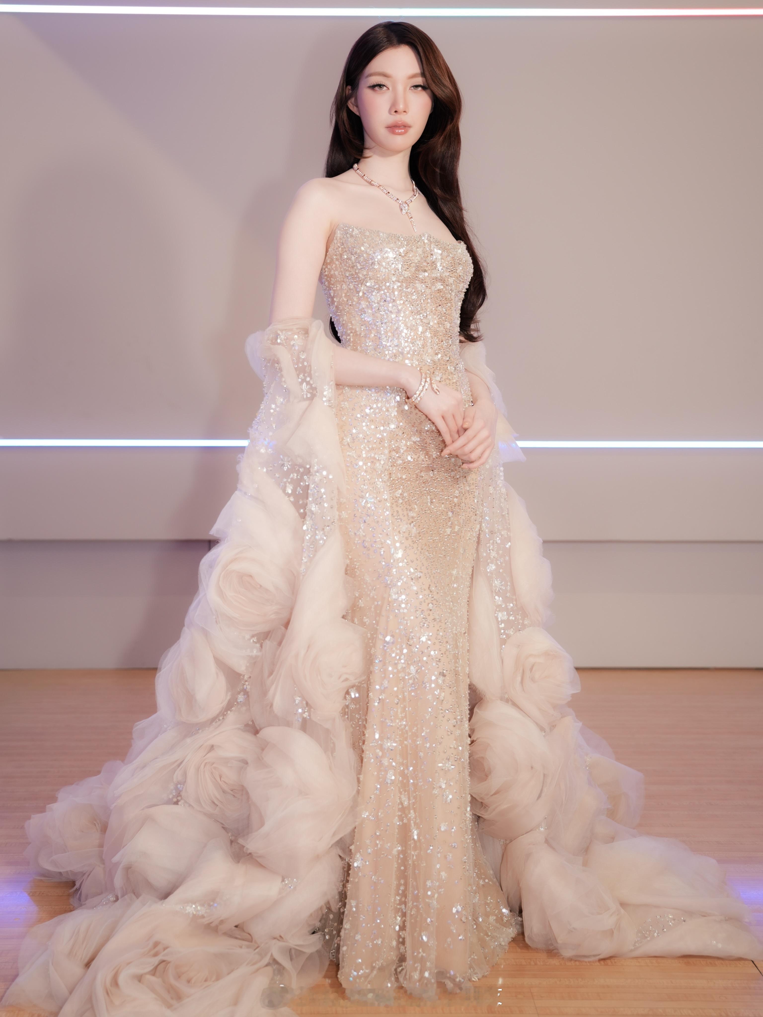 orm获微博泰国年度飞跃艺人奖 Nicole + Felicia认领Orm珙恩娜