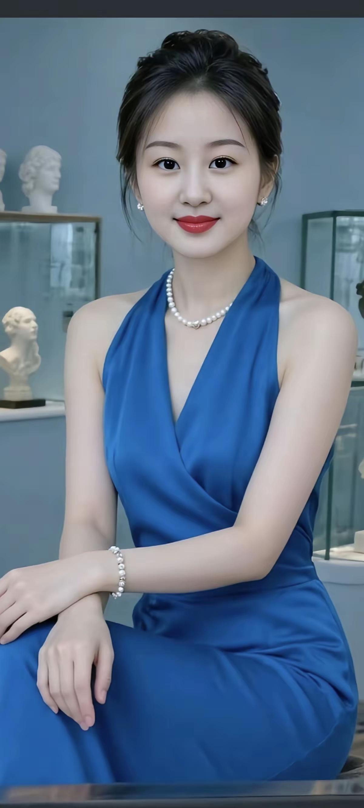 蓝调超优雅，和艺术那是共生共荣的。
一身宝蓝色挂脖缎面裙，跟深海似的，又沉静又耀