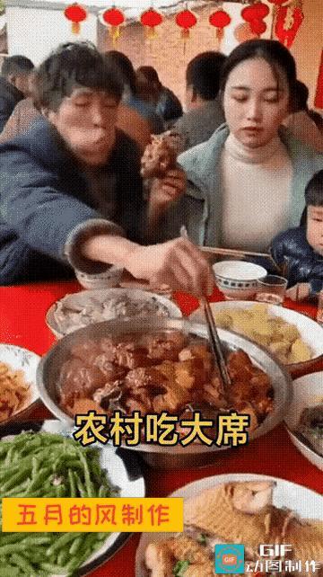 吃饭翻菜谁最强

一桌人里你最狂


农村大席上这位大哥的操作

美女直接蚌埠住