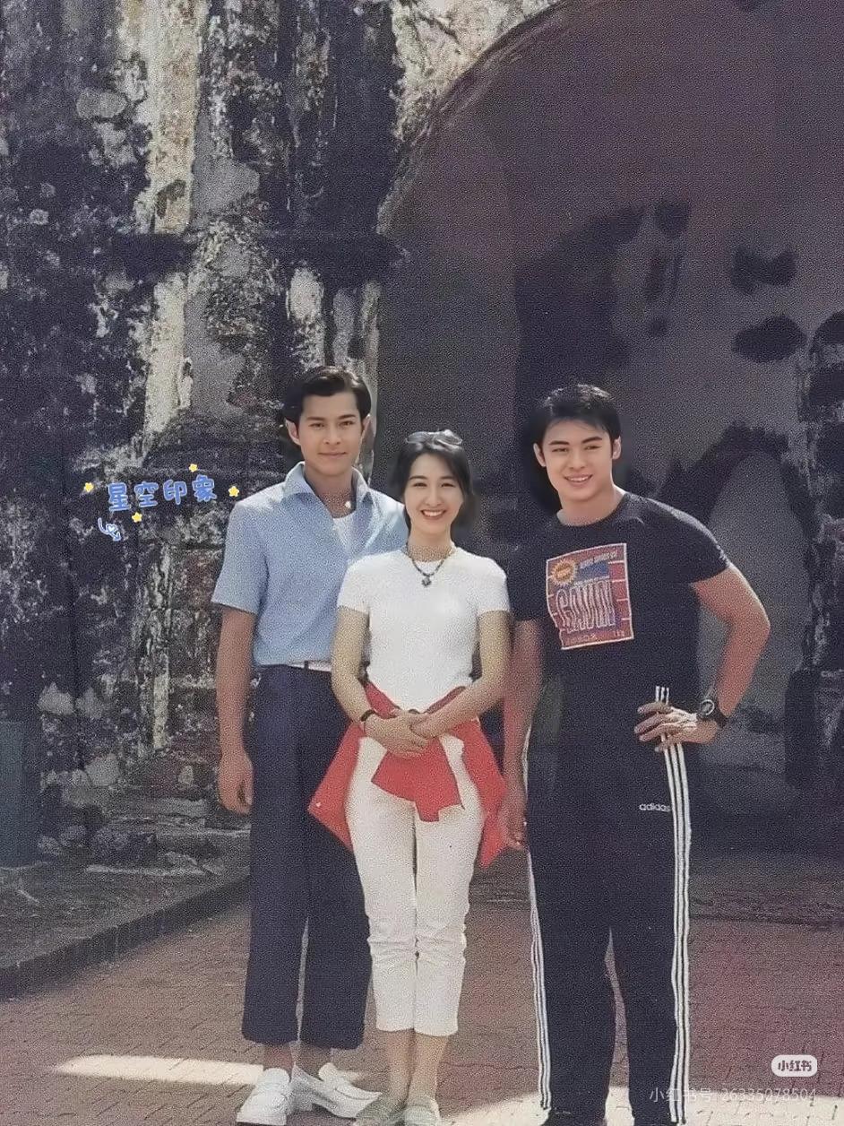 中间这个女人是谁啊？好美好瘦好白，旁边两个男人可是娱乐圈顶流男明星啊！她居然能站