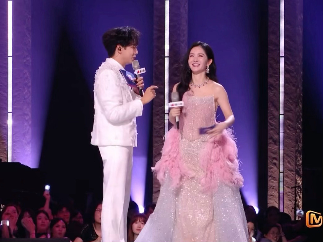 谢娜是要开演唱会了吗小齐：在那个舞台上把女团舞展示出来谢娜：好，等着吧！！！ 