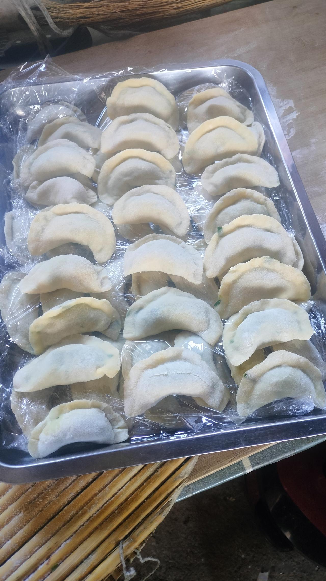 自己包的饺子，放冰箱冷冻，你们是直接生冻，还是煮熟后再冻？我真是开眼界了，第一次