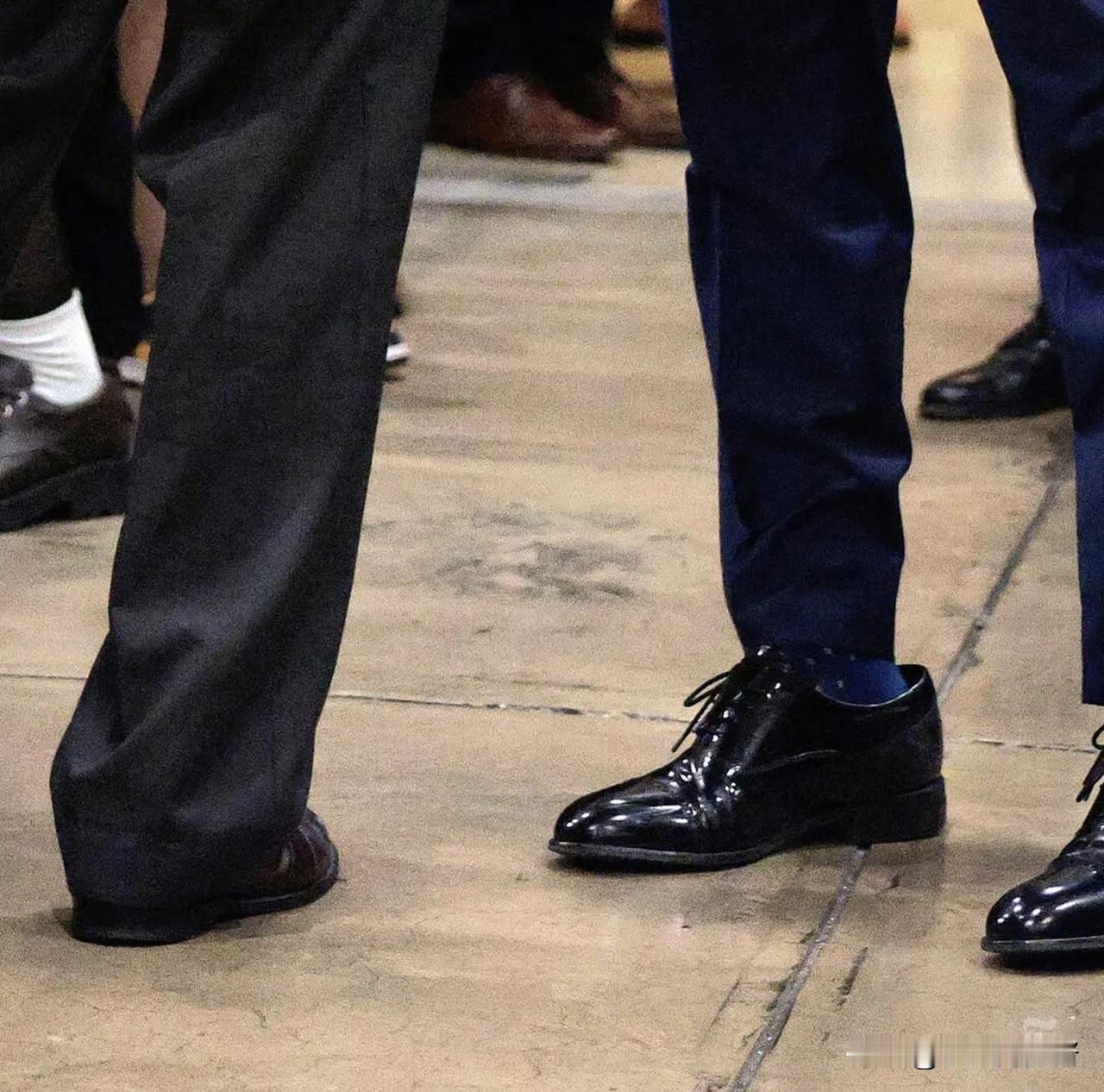 【美国高官都穿“大鞋”，原来是特朗普的忠诚度测试】

细心的媒体记者发现，从20