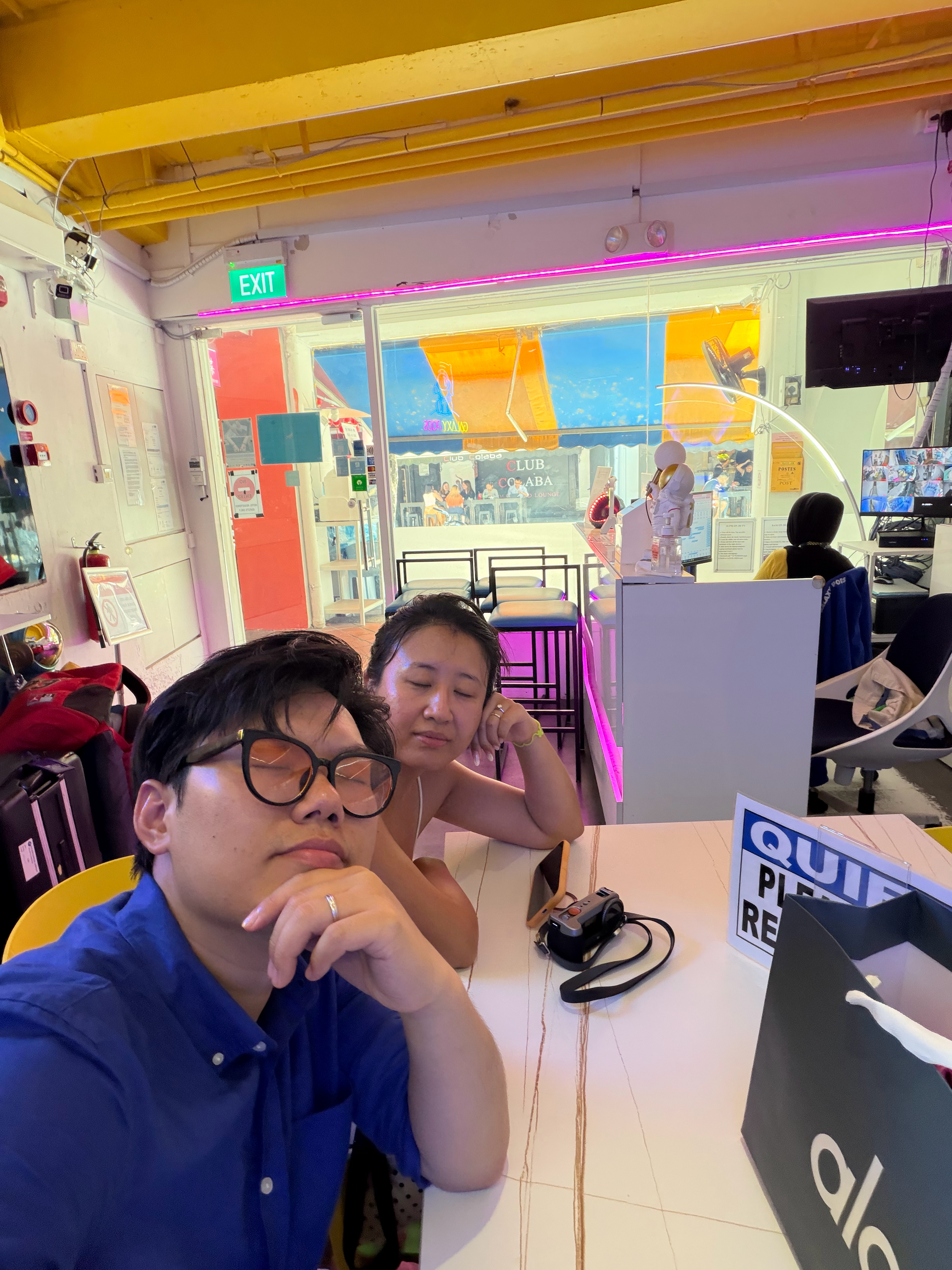 昨晚马尔代夫时间凌晨三点多到的新加坡，只睡了两个多小时，再加上连着潜水五六天，身