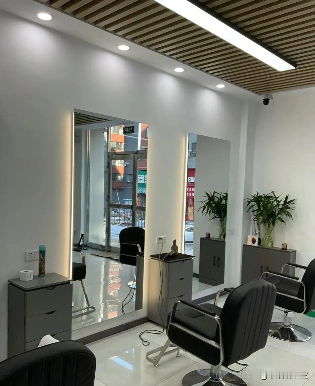 实体店倒闭真不怪电商！看看遍地关门的理发店，终于看透真相
 
以前我们总习惯性认