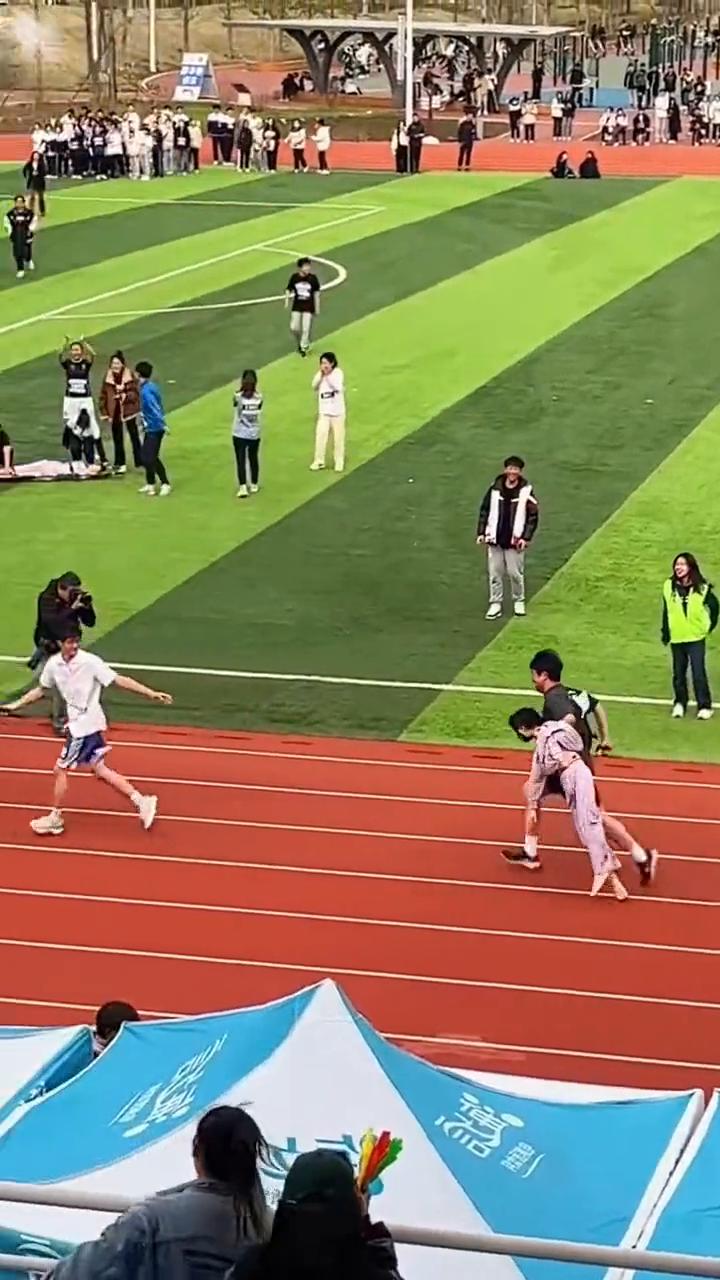 新疆番茄是个宝，来碗茄皇错不了。模型人受累了，抱起模型人就是冲。