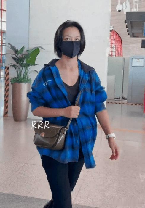 汤唯挺二胎孕肚现身机场 疑与老公金泰勇去香港待产------6月6日，有网友在机