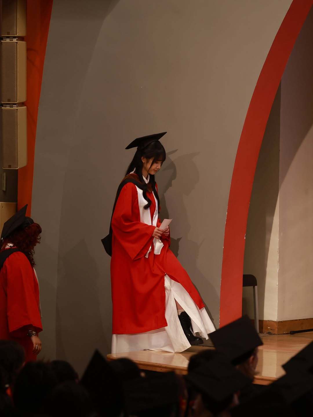 林俊杰发了女友毕业照。女友七七在美国读书，比他小20岁。 