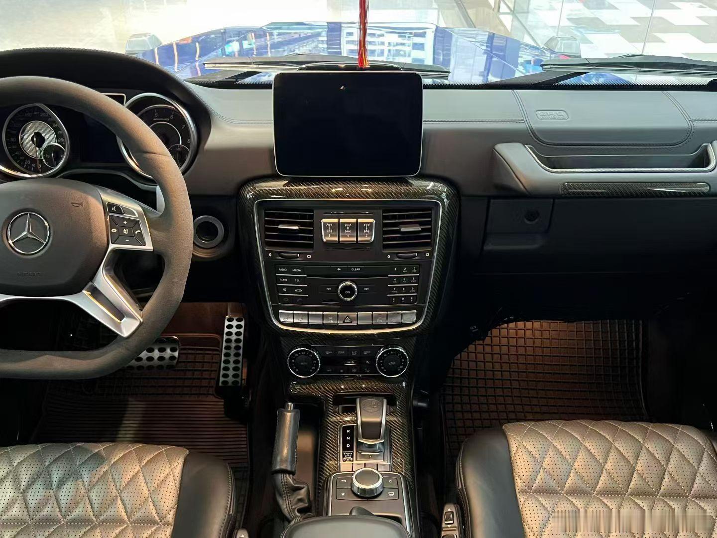 这台奔驰G65，原厂蓝、V12、18年末代款、只跑两万七。有人说它还是新车，但我