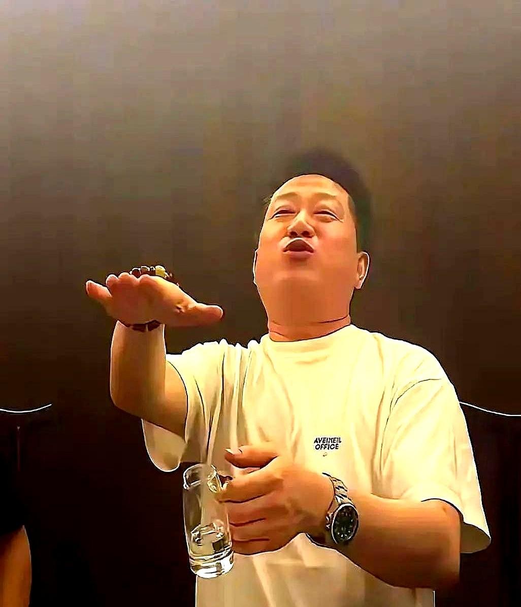 德云社里谁最能扛票房？很多人第一反应是岳云鹏吧。

但你去看一眼张鹤伦的日程表，