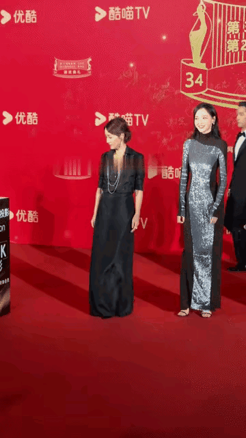 在公开场合的互动中，马伊琍总能给人一种从容自在的感觉。胡歌担心她独自站着，主动上