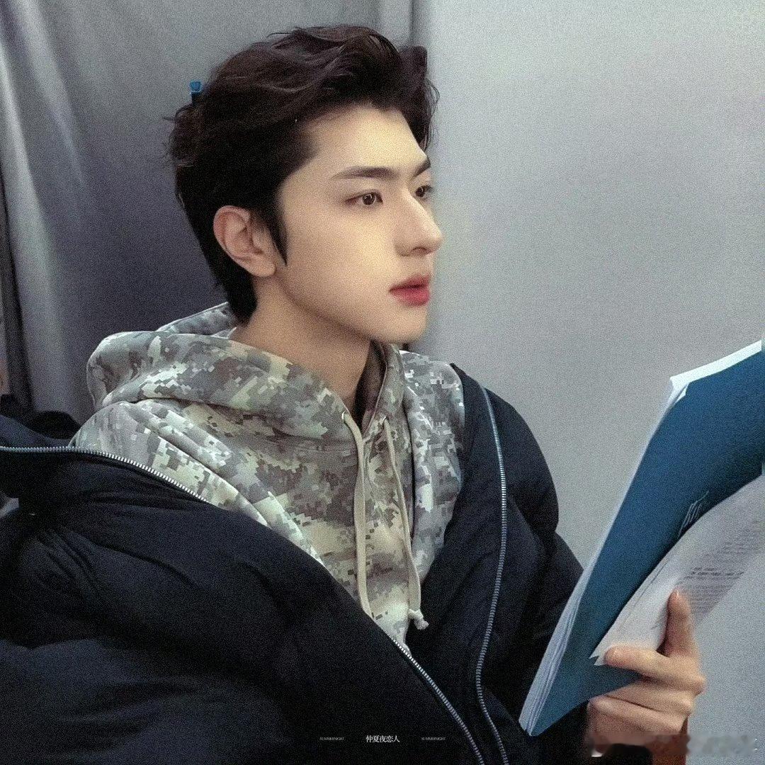 方头明快从林一身上下来 林一怕不是方头明分身吧！丝滑的搓手摸脸、空气投篮，把 “