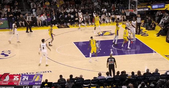 外网球迷给杨瀚森取外号“杨树懒”，仅四场比赛就把开拓者球迷的耐心打没了！

湖人