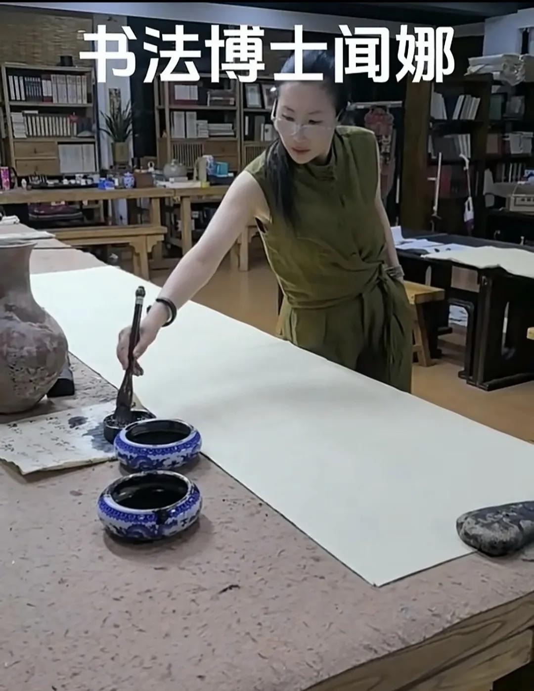 目前，这位书法女博士很火，经常看到她的写字视频，笔走龙蛇，气势磅礴，大家来看看他