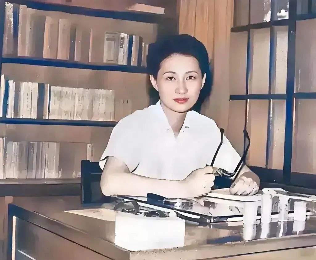 这是张学良的妻子赵四小姐的真实照片，也是让少帅一生念念不忘的女人！

在少帅一无