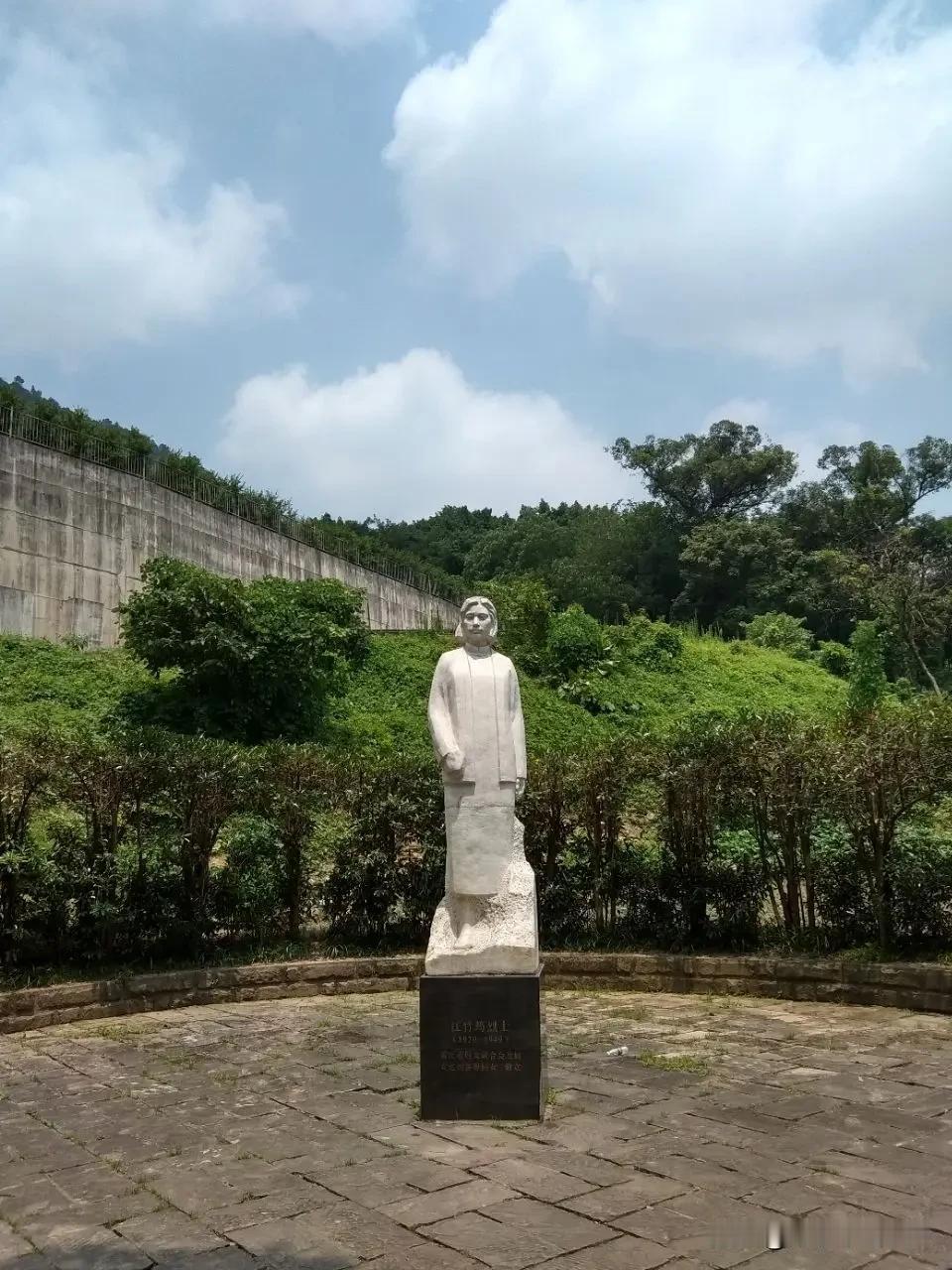 谒渣滓洞有感
          一
渣滓洞前泪潸然，
缅怀烈士志犹坚。
当年顽