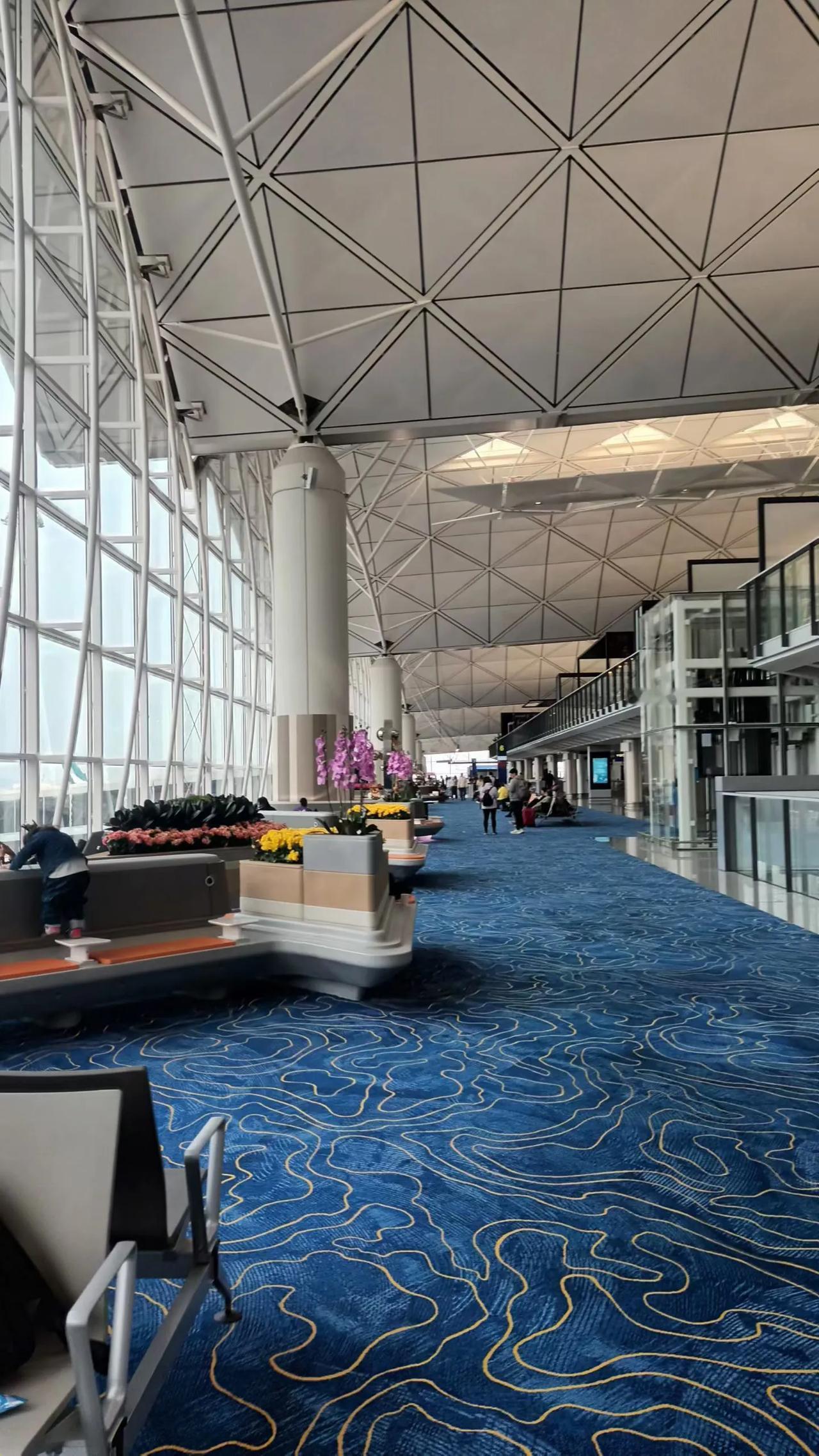 高大上的香港国际机场，推崇备至是必须的。
儿子弄了个贵宾室待遇让老爸老妈候机前享