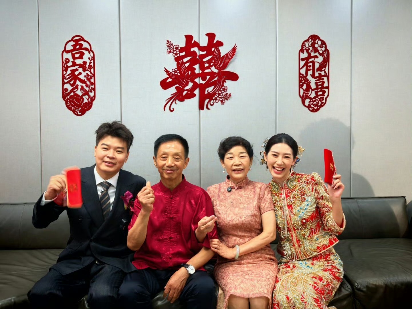 车评人小吕秋晨大婚整个车队都是尊界S800，半个车圈都去了婚礼现场。今天最排面的