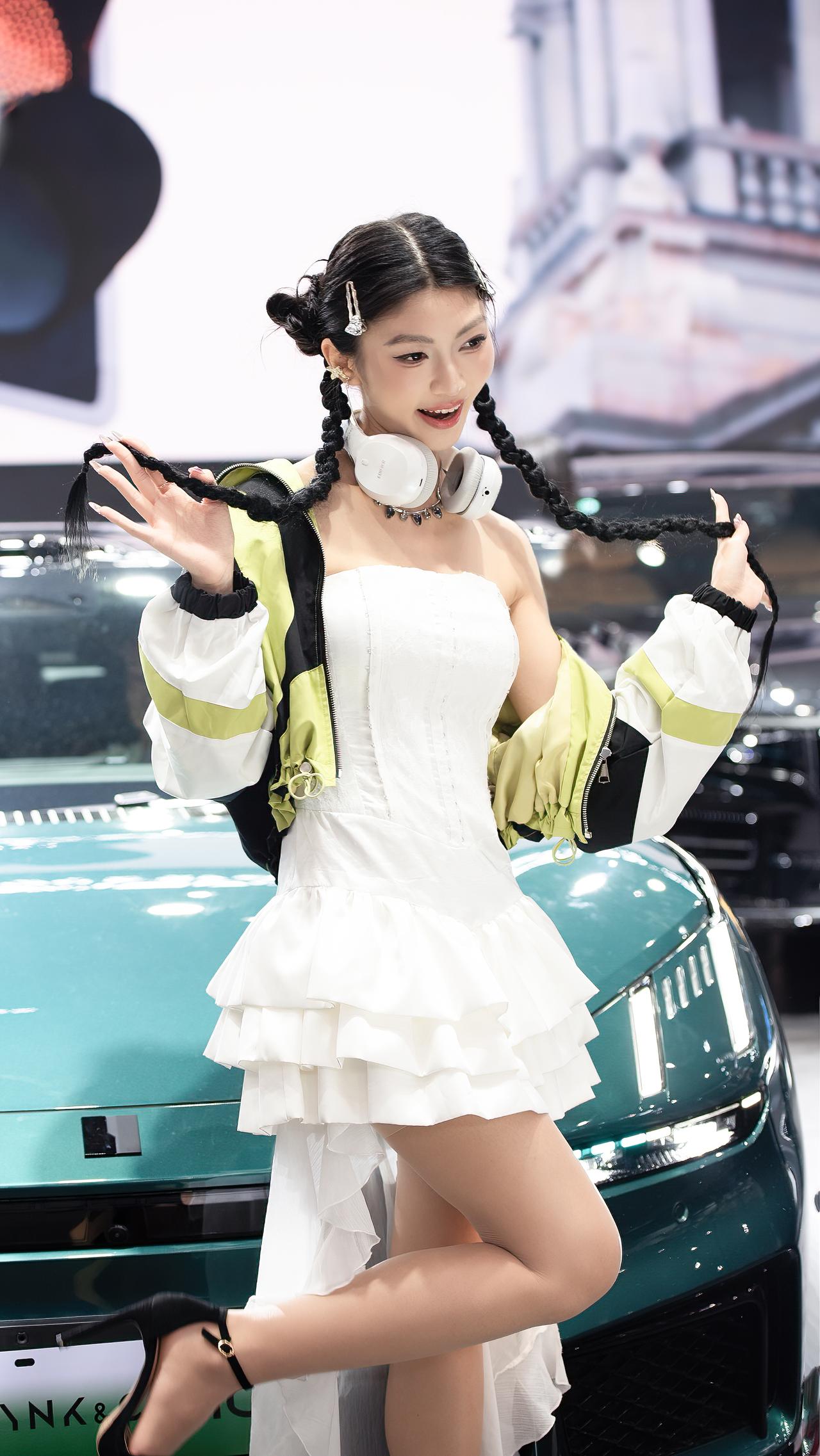 车模美女 车展现场 去车展看车的人多还是看车模的人多 武汉华中国际车展