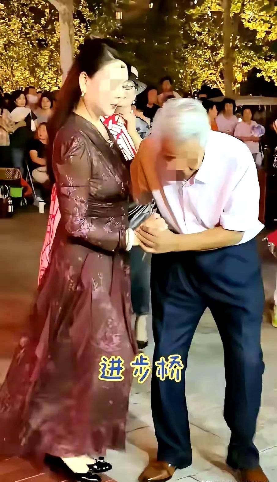 丢人现眼？
当傍晚的广场喇叭一响，银发的大爷和穿连衣裙的大妈对着不知名的节拍绕了
