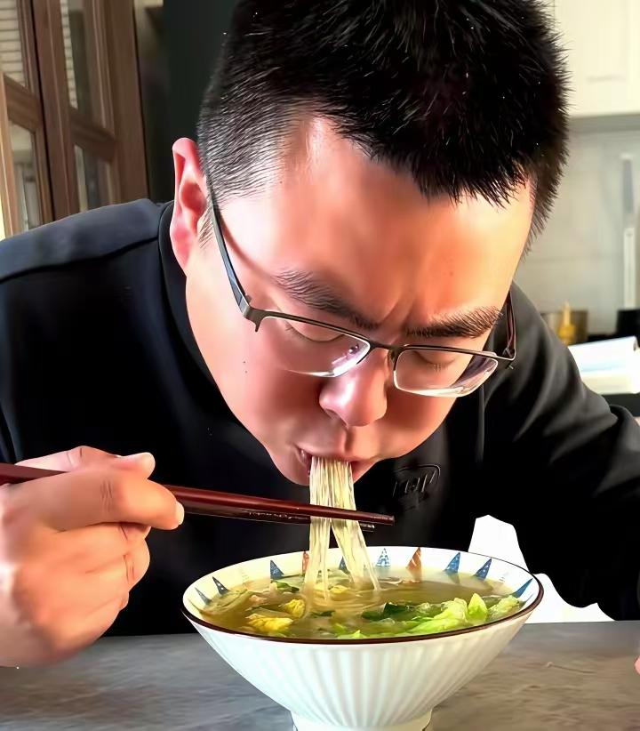 堂嫂一句轻描淡写的“从来没断过联系”，跟许断，跟杜不会断，杜教娃仔对许好点，许教