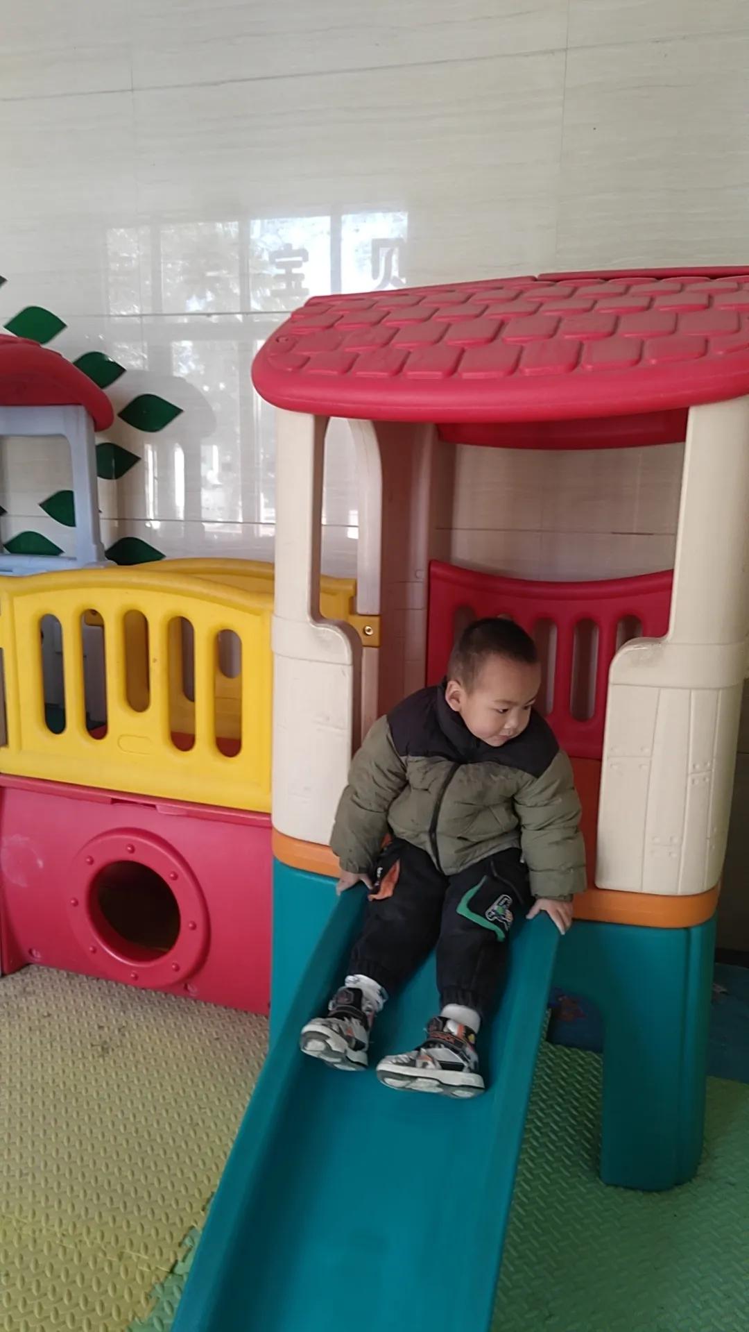 “每天清晨，阳光洒满小径，我都会牵着宝贝孙子的手，送他踏上快乐的幼儿园之旅。看着