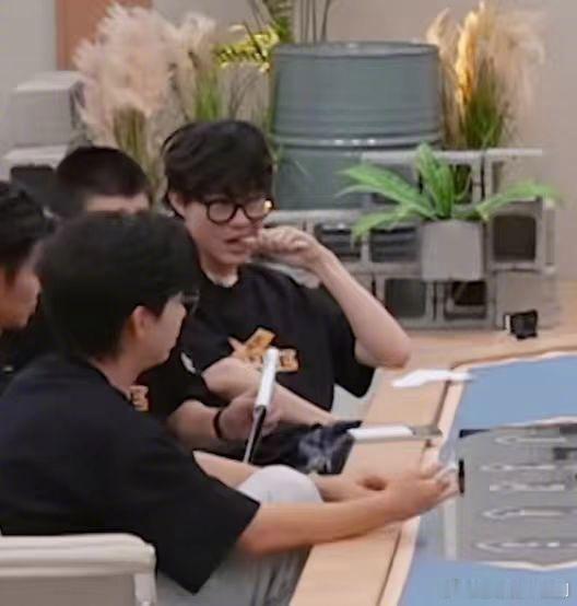 早安啃手看0713做题 早安看0713算火力值，自己在旁边啃手一脸懵，这不就是我