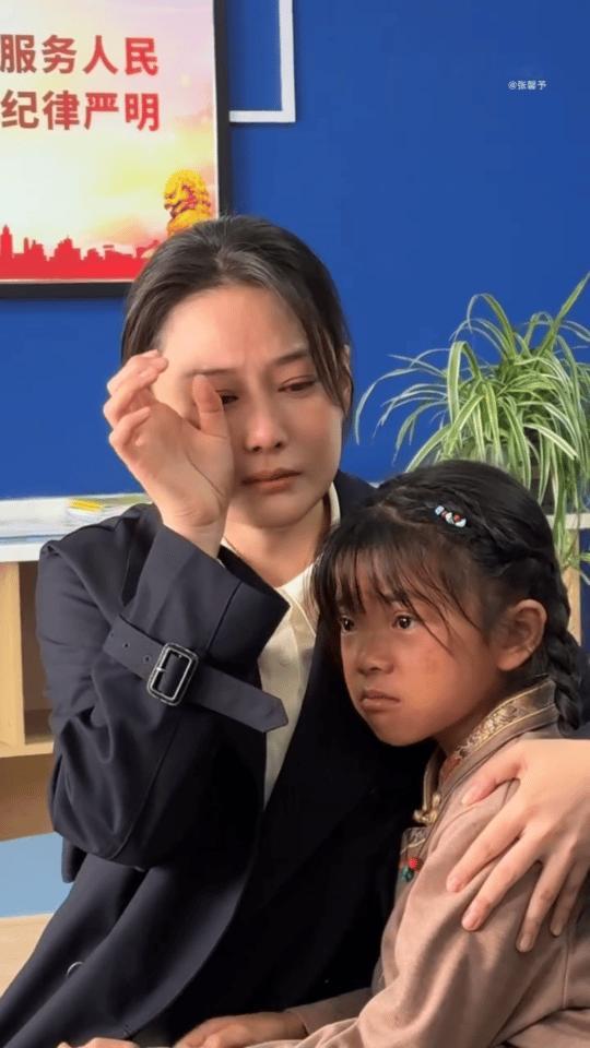 张馨予当表演老师遇灵气小演员 以戏交心，共研角色。《爱在山海间》片场幕后，张馨予