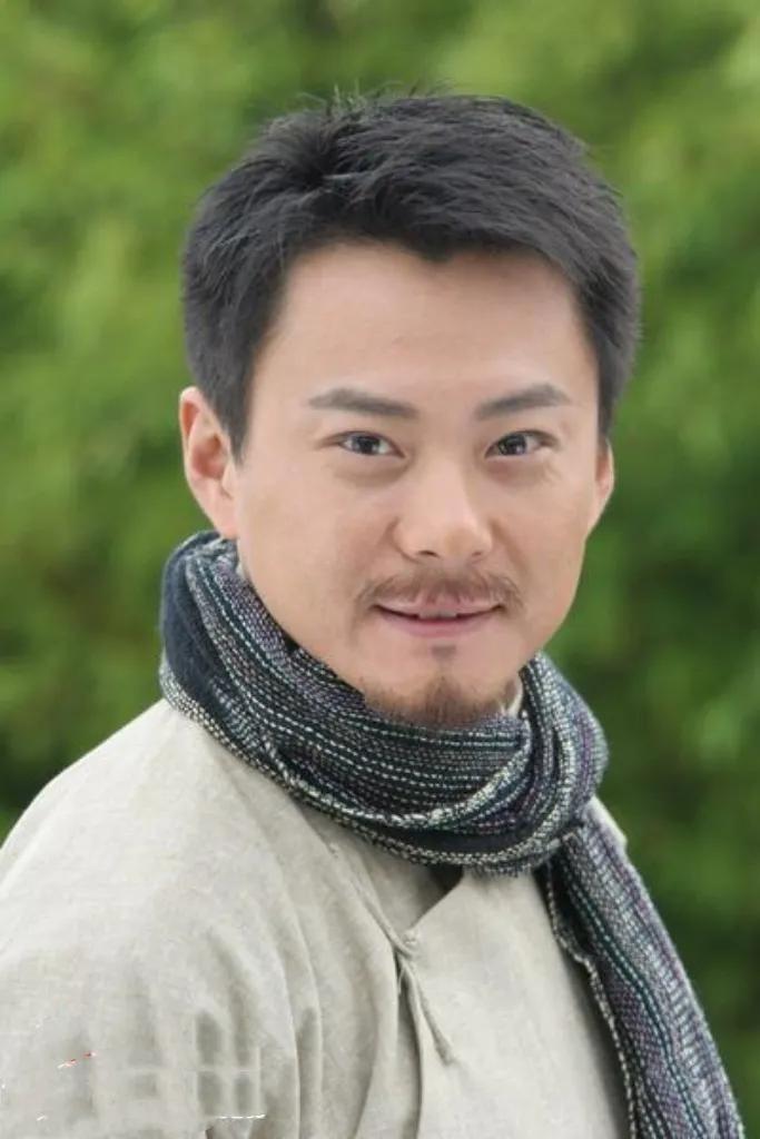 王斑，资深演员，近日被任命为国家大剧院副院长。他毕业于中戏，演技精湛，在话剧和影
