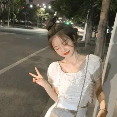 夜晚街头的可爱少女，轻松摆出V字手势，展现青春活力！🌙👧🏻💕少女心拍照姿