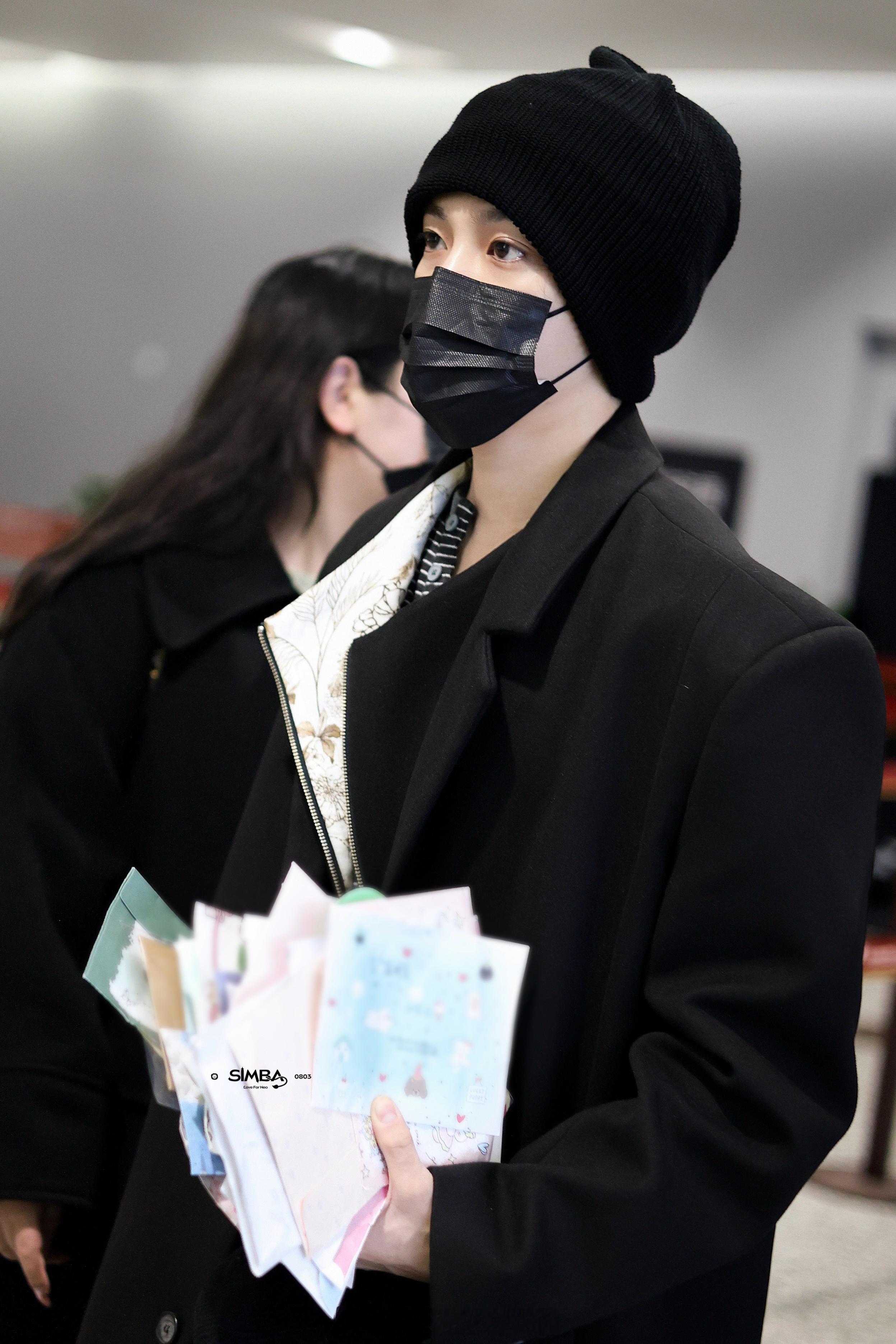 侯明昊雀骨杀青回京路透，一模一样的猫猫头。好好休息几天，下旬又要进新剧了 ​​​