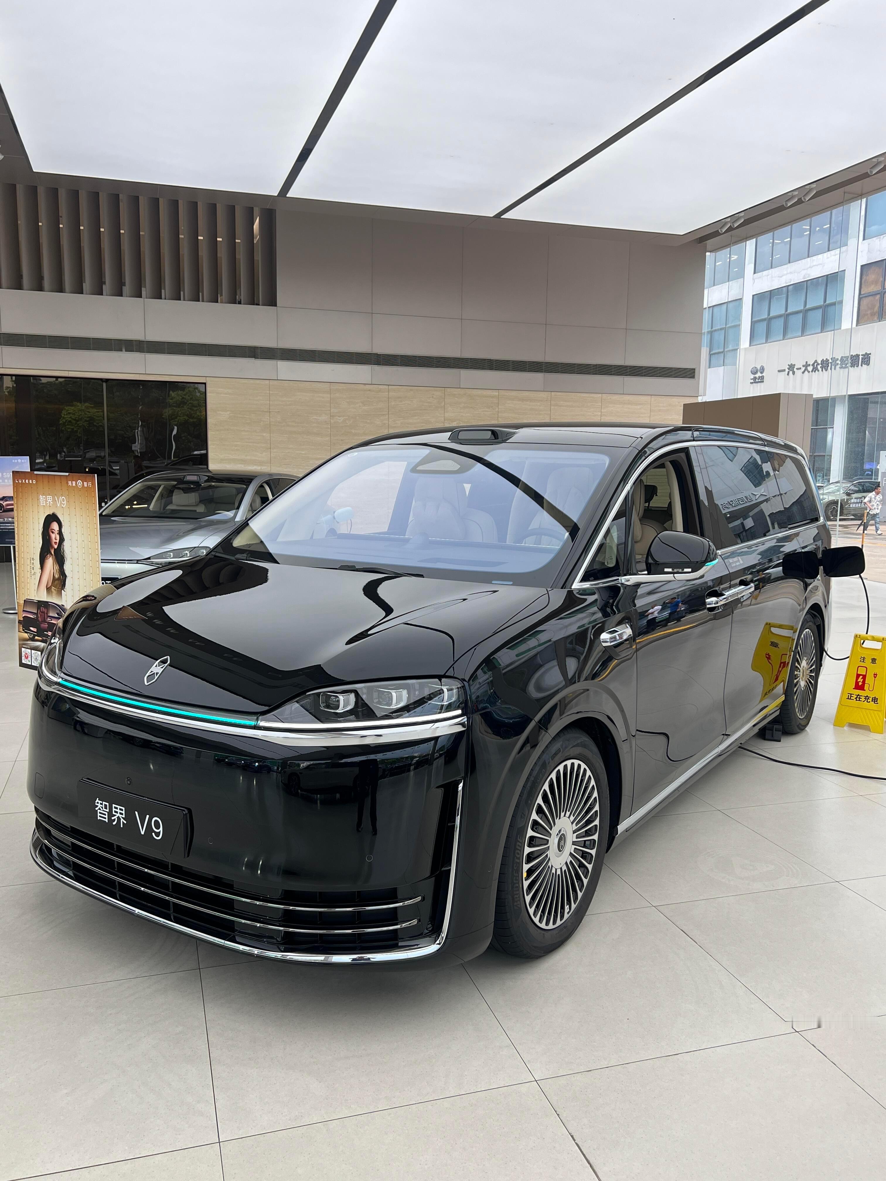 鸿蒙智行首款MPV，全系896线激光雷达+±7°主动后轮转向，综合续航1320公