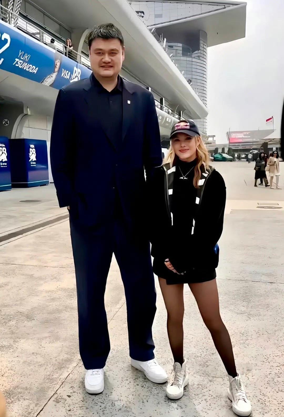 第一次直观感受到姚明的高度，身高175厘米的谷爱凌站在他身边像一个小学生[捂脸]