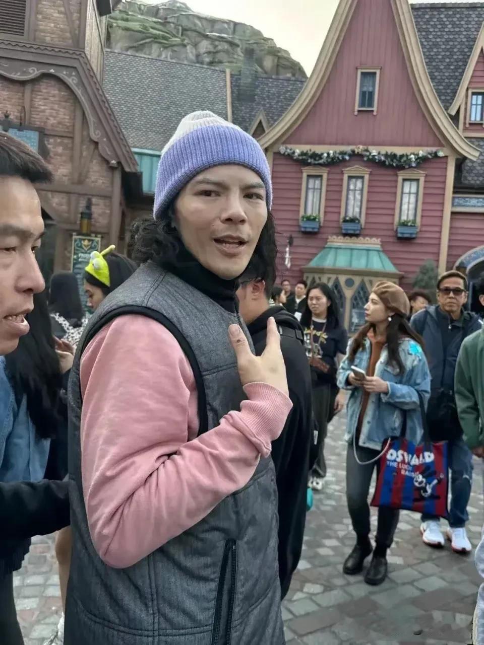 丁佩疼向佐，疼得远超自家亲生女儿，这事放在豪门里格外反常。
 
只因向佐出生当天