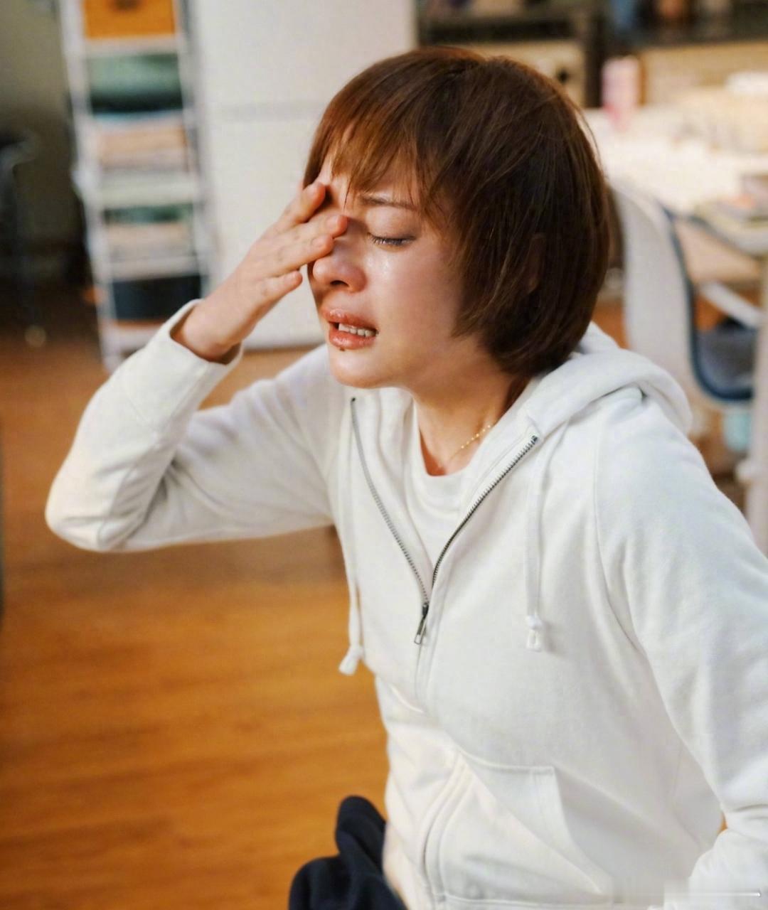 近日，陈妍希现身上海机场，其一身极具潮流时尚感的搭配，让她看起来既年轻又迷人。只