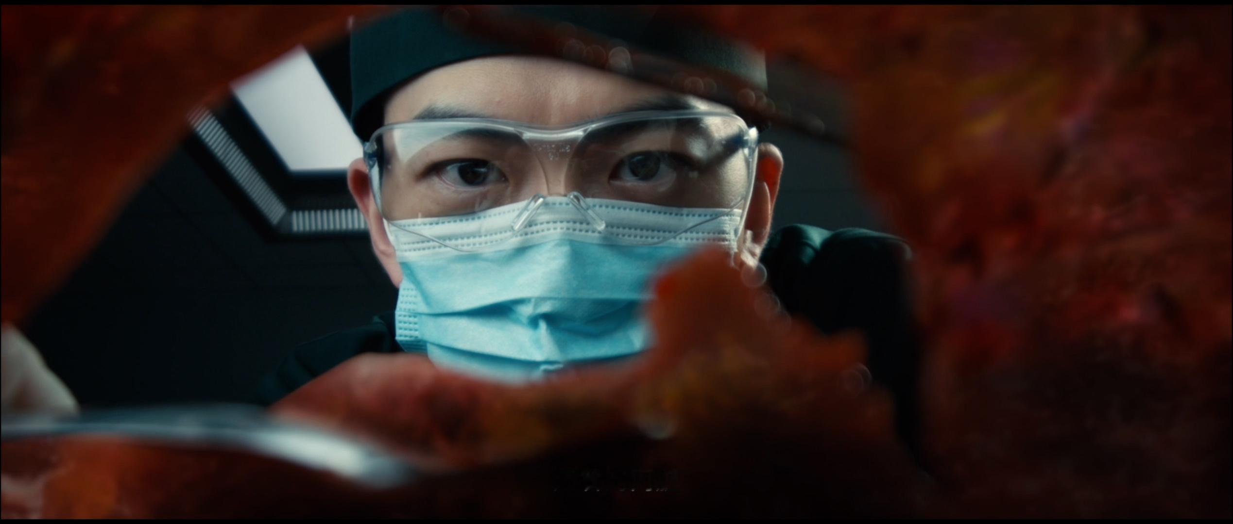 这是一款挂羊头卖羊肉的剧 剧名“剥茧”，还真就实打实拍剥“人茧”！这写实风格太带