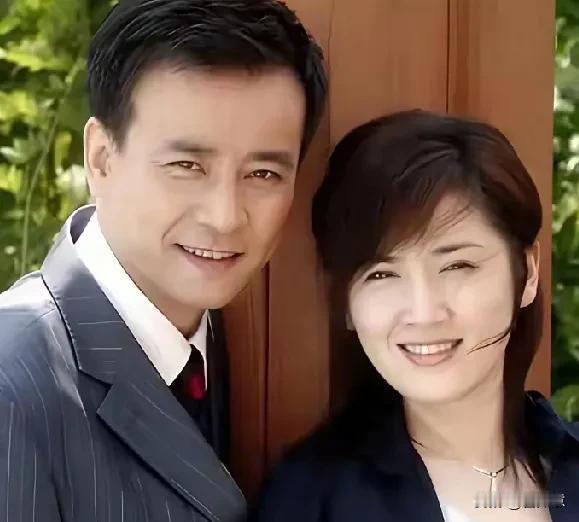 罗刚和郝蕾这对组合挺有意思。罗刚是个有故事的演员，1965 年出生在湖南长沙，毕