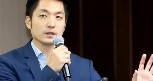 两蒋的棺材在台湾放了几十年还没入土，蒋家后人想自费迁回大陆安葬，可蒋万安这个当曾