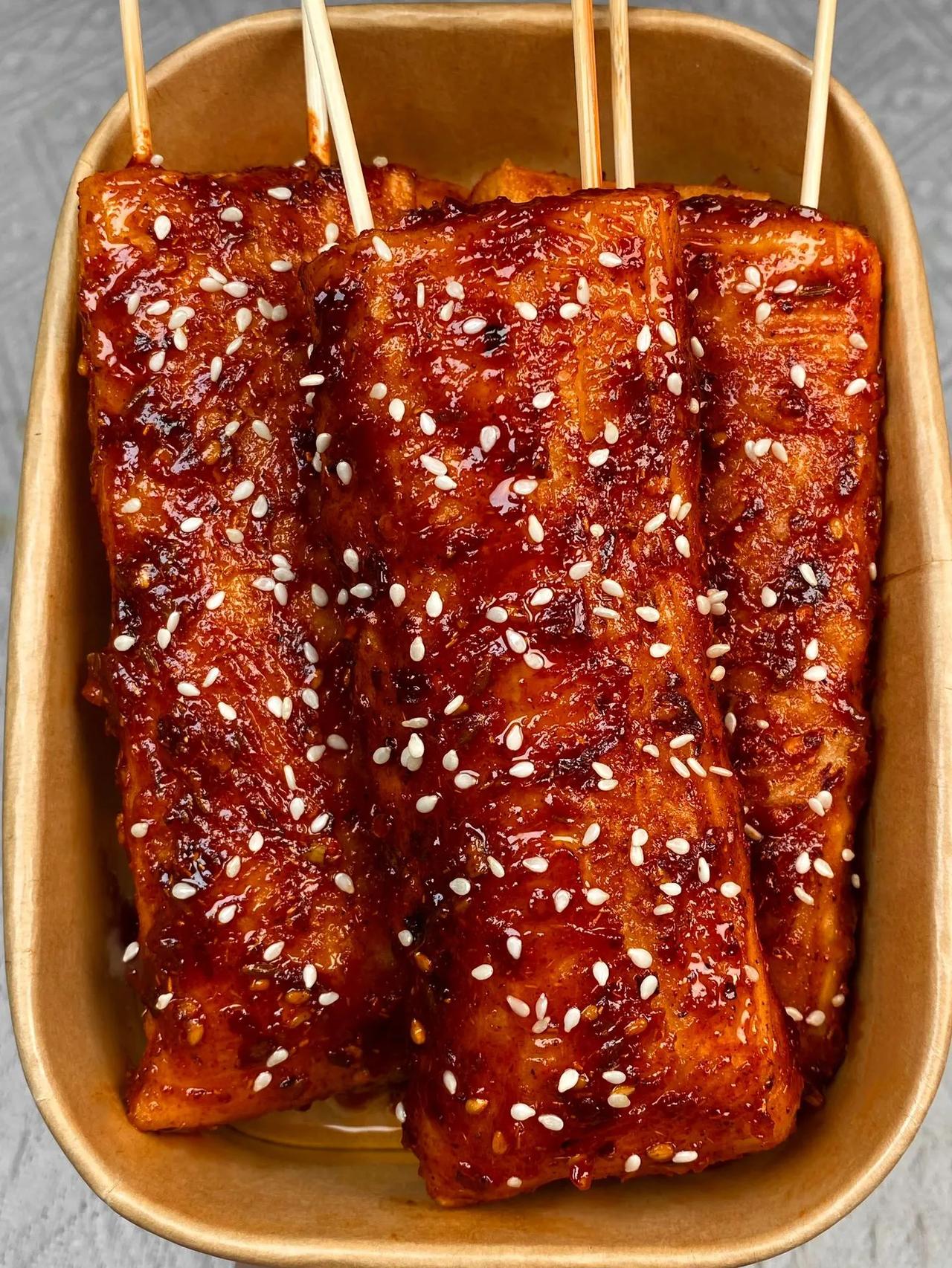 答应我…一定要去试试这个!
       脆皮炸年糕加上自己调的酱料!真滴太香啦