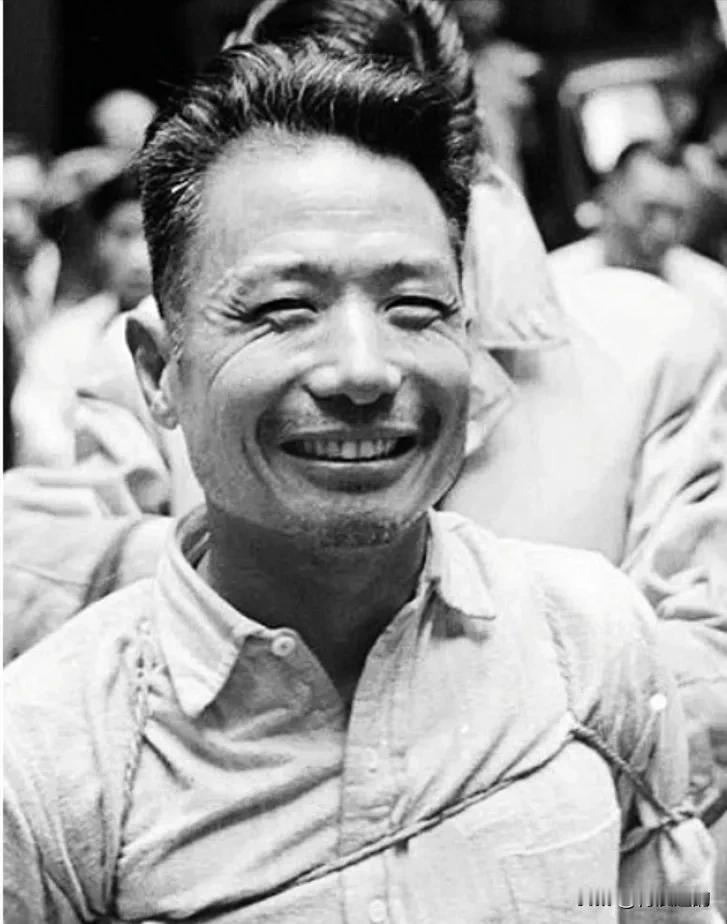 1949年，臭名昭彰的汉奸朱大同被枪毙，周围骂声不断，可他脸上却挂着笑容，陈毅知