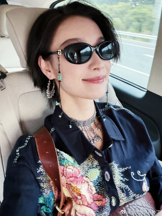王濛收到了倪妮的日记本王濛在好六交换礼物环节收到了倪妮的日记本，不知道王濛会在这