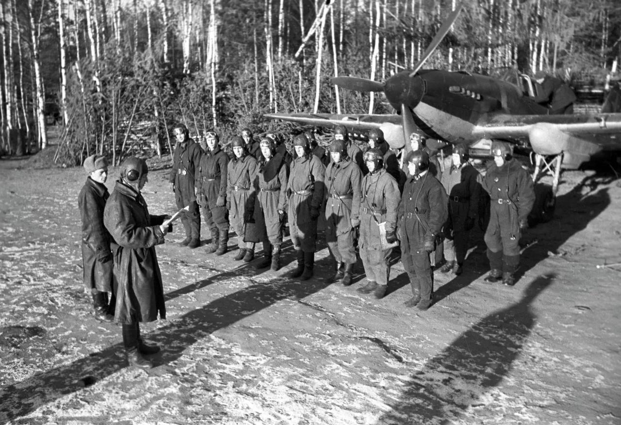 1942 年，西北方面军的强击机飞行员在起飞前接受任务指示。画面后方是 伊尔 -