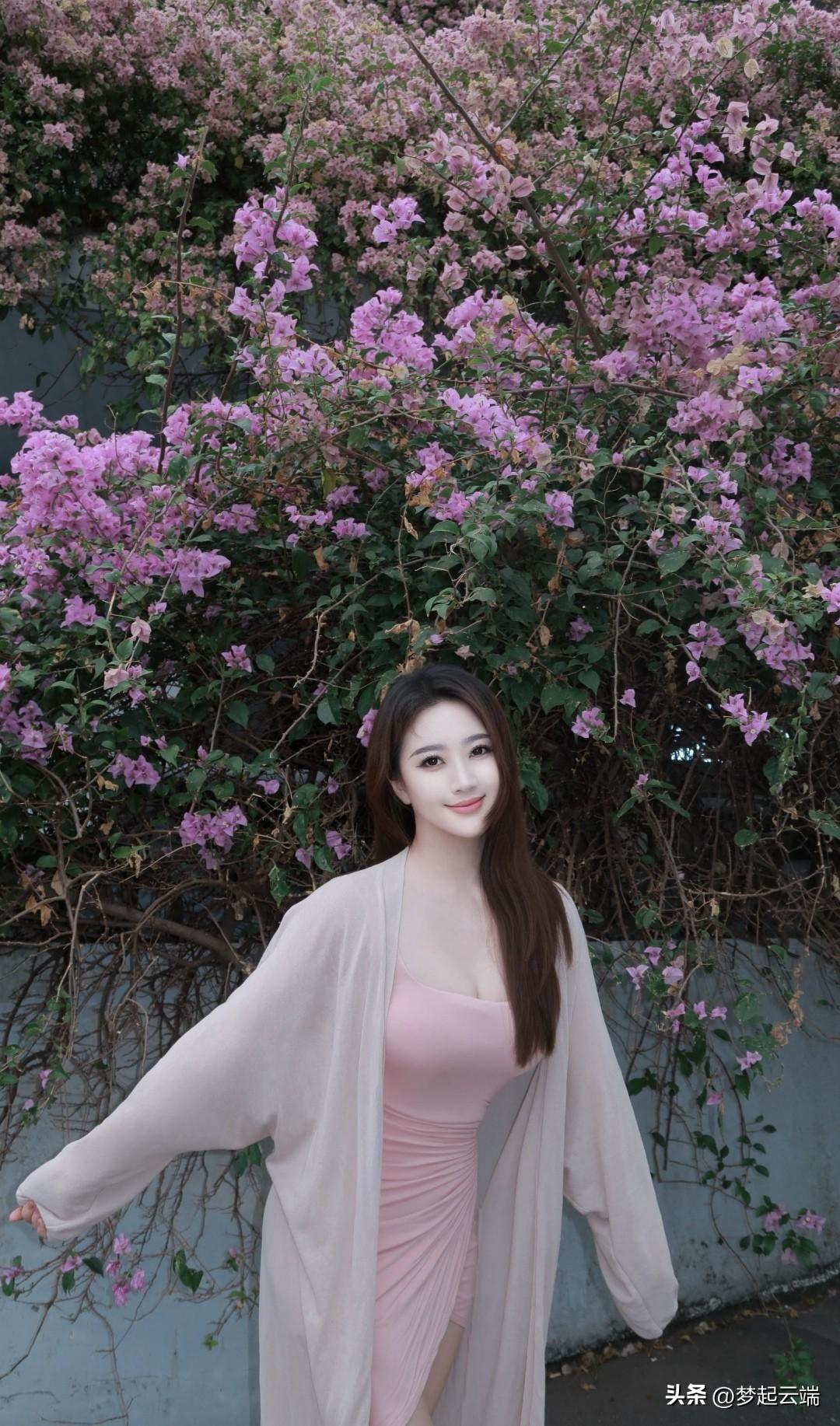 粉嫩花海中的优雅仙女🌸✨