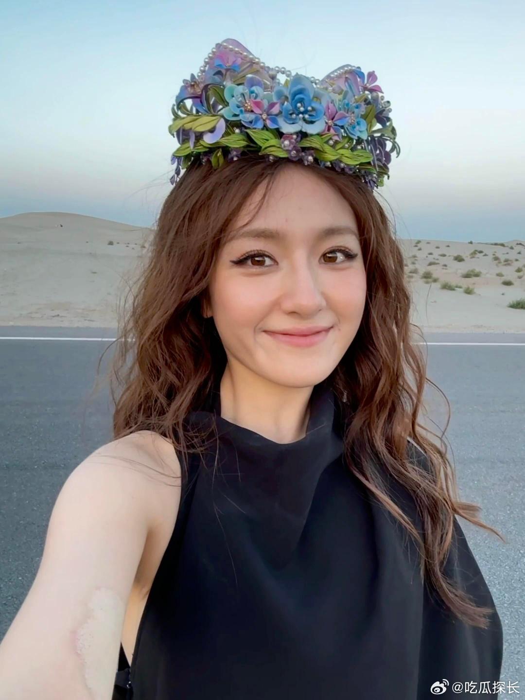李兰迪今年在沙漠过生日李兰迪今年的生日在沙漠度过，妹妹真的太美啦。李兰迪公路生日